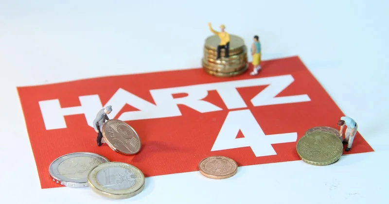 What is the 70/20/10 rule money?